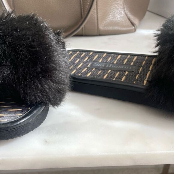 Say the Sun black fluffy raffia slides, size 7/8 - Picture 4 of 5
